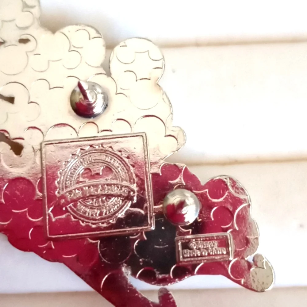 DISNEY MICKEY AND MINNIE FUN IN THE SNOW PIN - Picture 2 of 6